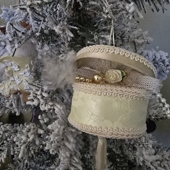 Vintage Victorian Accessory Hat Box and Rose Feather Lace Shoe - Picture 3 of 10